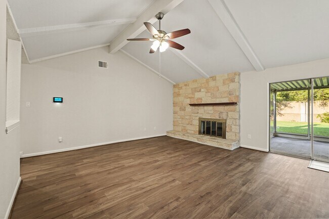 Building Photo - 1426 Ashwood Dr