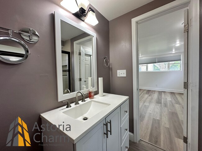 Building Photo - Spacious 4 Bedroom + Den Home with Private...