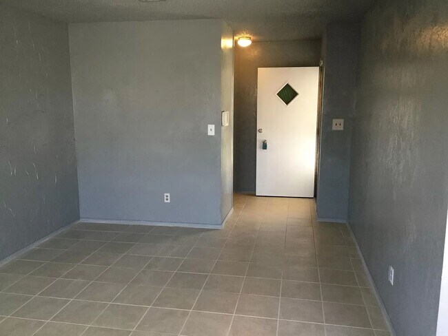 Building Photo - 1/2 OFF FIRST MONTHS RENT!  Great 3 Bed 1 ...