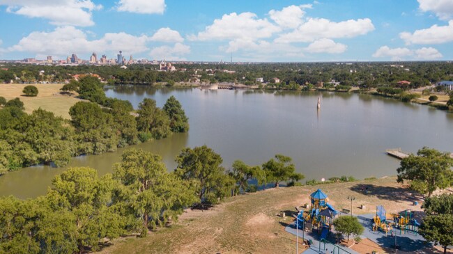 Building Photo - 1532 W Huisache Ave