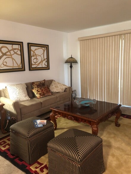 Living Room - 214 Scarsdale Ct