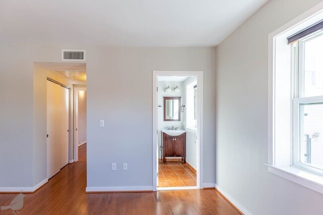 Building Photo - Bright One Bedroom Gem in Columbia Heights!