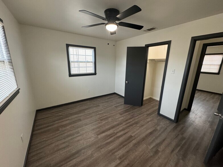 Building Photo - 1210 46th Pl