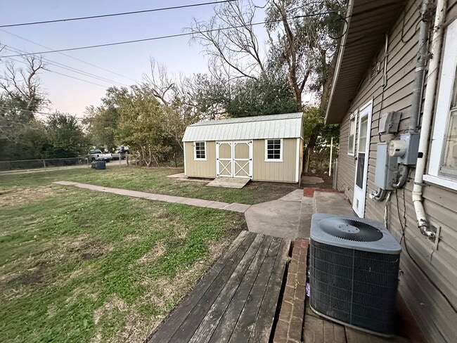 Building Photo - 1524 E 3rd Ave