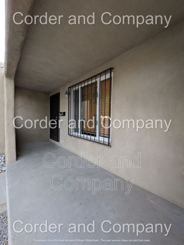 Building Photo - 302 Valencia Dr NE
