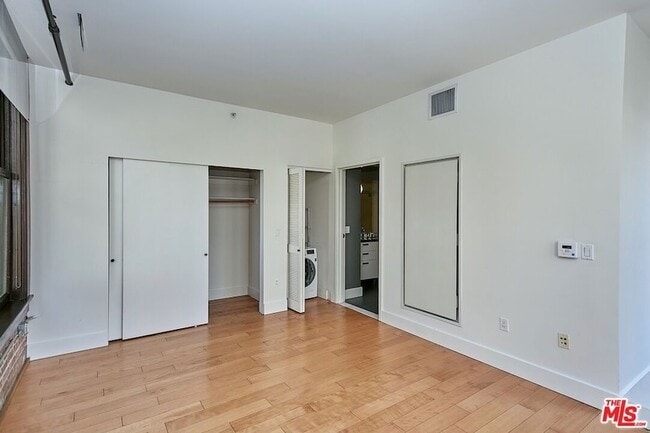 Building Photo - 460 S Spring St