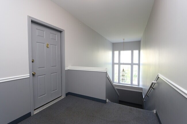 Building Photo - 3333 Stratford Ct