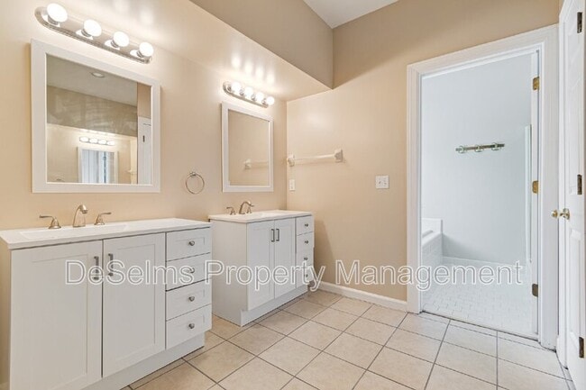 Building Photo - 3011 Woodlawn Dr