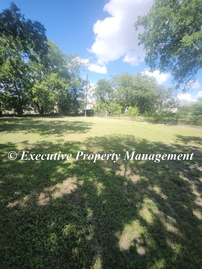 Building Photo - 504 W Avenue A
