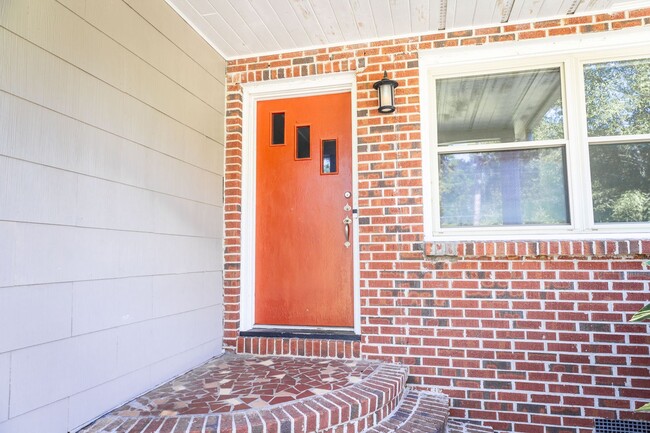 Building Photo - Gorgeous Home Located in Betton Hills, in ...