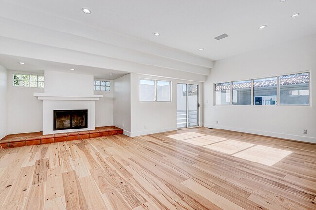 Building Photo - Beautifully Remodeled, 4BR4.5BA Hill Section Home w/ Amazing Panoramic Ocean Views, 3 Decks, Atri...