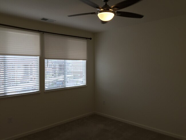 Building Photo - Lake View Resort Style Condo - Garage & Po...