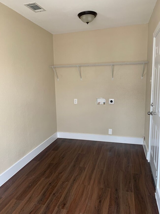 Building Photo - Newly remodeled 3bed/1bath in Hempstead,TX