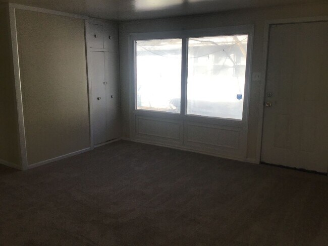 Building Photo - 2 bedroom single family home with detached...