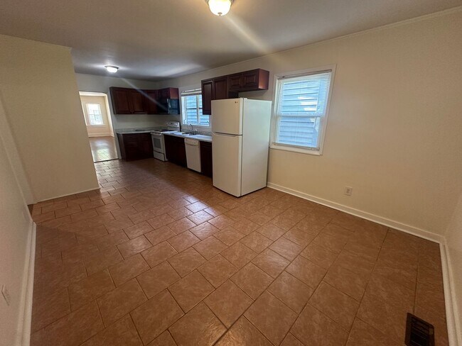 Building Photo - Charming Downtown Gem with Walkable Location Near Soda Pop District - Pet Friendly!