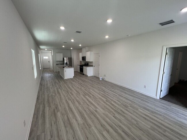 Building Photo - Charming 3 Bed, 2 Bath Home in Prime Locat...
