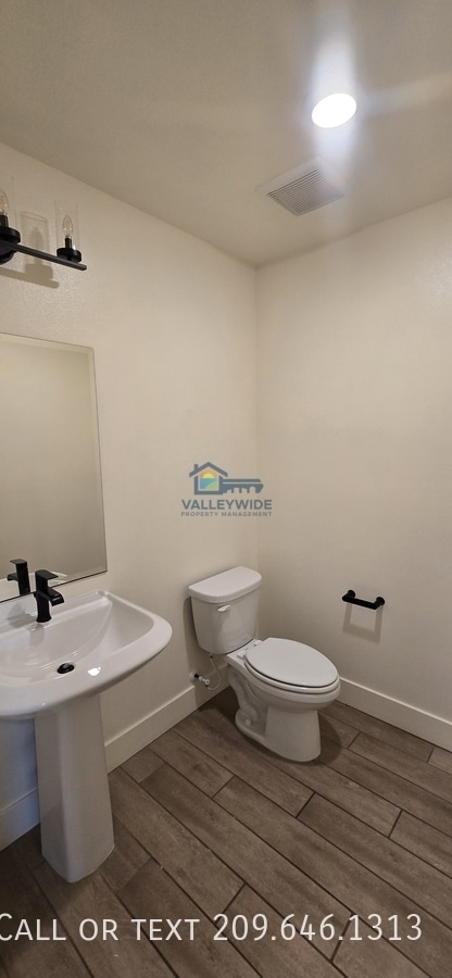Building Photo - 2104 Ukiah Ct