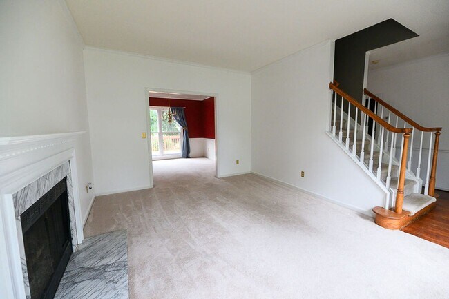 Building Photo - Wonderful and Spacious 3 bedroom home 2.5 bath in High Point with 2 car garage and large fenced-i...