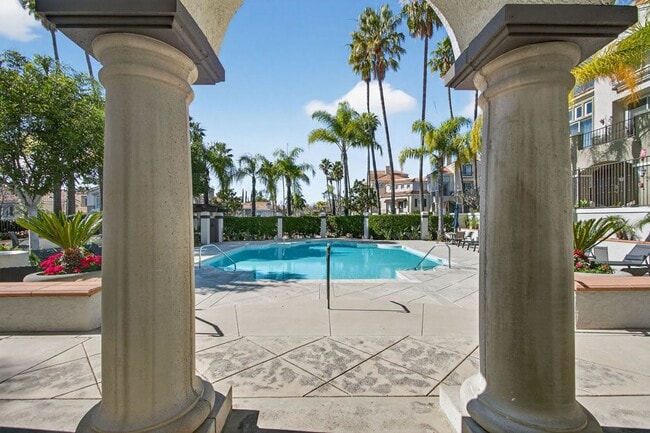 Building Photo - Bright & Updated 2 Bedroom Home with Flexible Primary Retreat and Amazing Community Amenities!