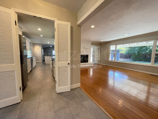 Building Photo - 626 Huntleigh Dr