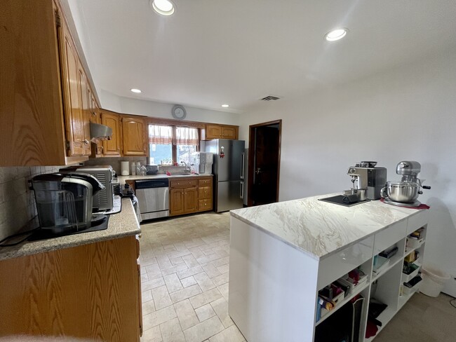 Eat-in kitchen - 615 5th St