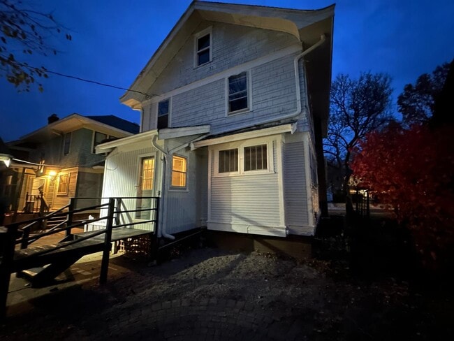 Building Photo - 1105 N Bourland Ave
