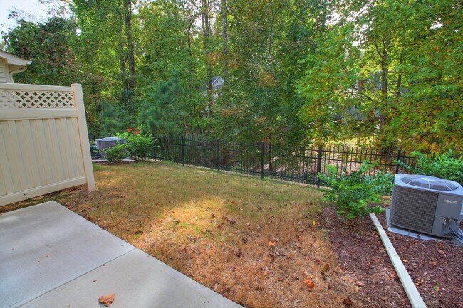 Building Photo - Lovely 3 Bedroom Townhome Minutes to Duke ...