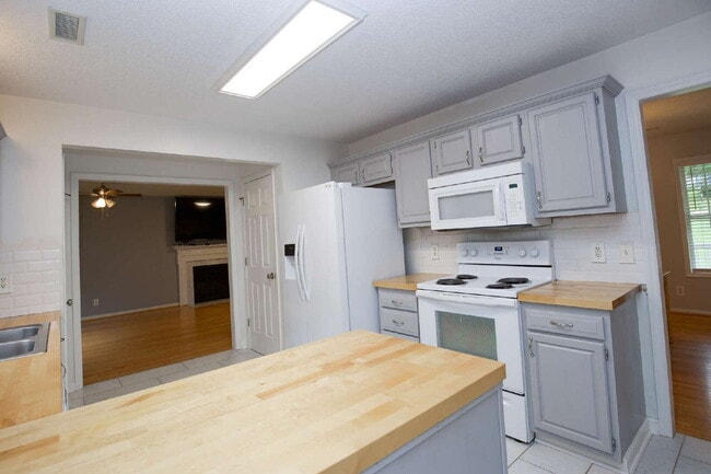 Building Photo - Charming 3 Bedroom, 2,5 Bath home with hug...