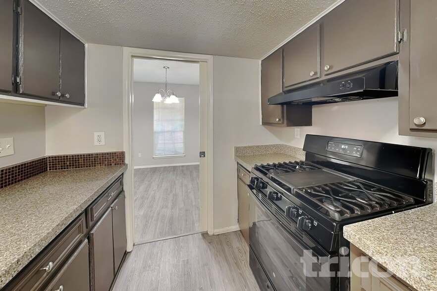 Building Photo - 13622 Oak Breeze