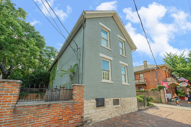 Building Photo - 637 S 3rd St