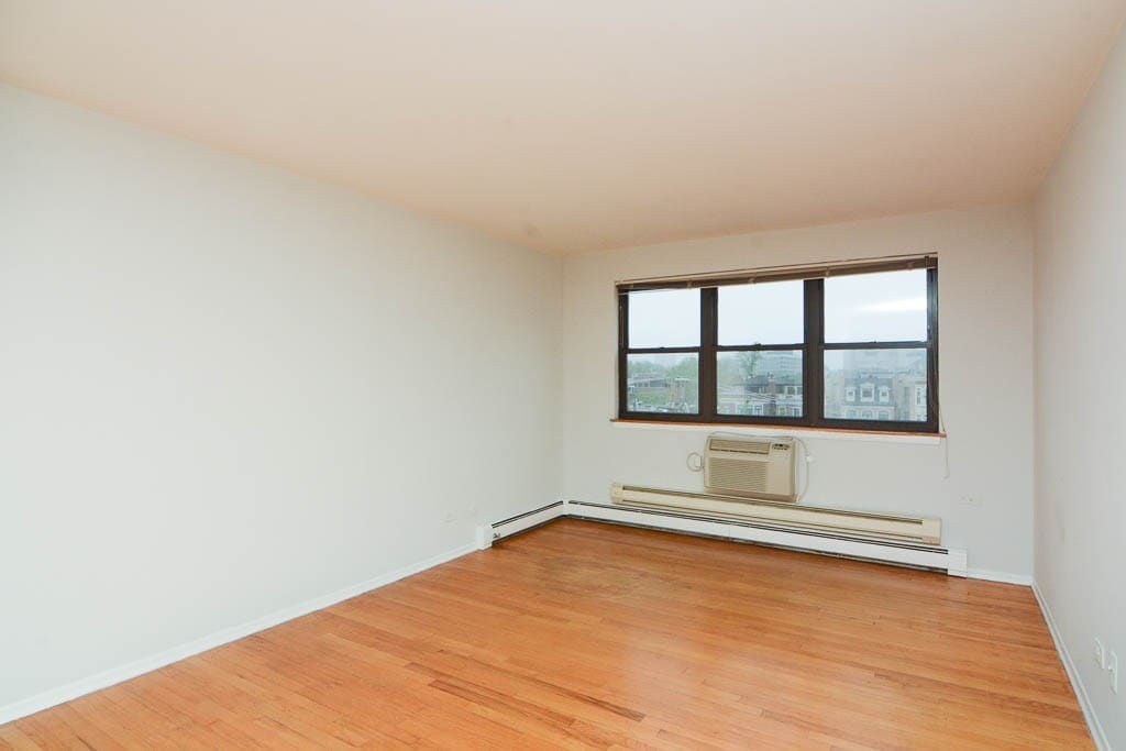 Building Photo - 675 W Wrightwood Ave