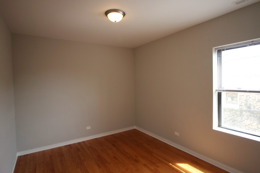 Building Photo - 6447 N Claremont Ave