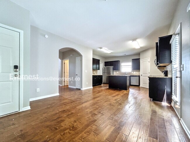 Building Photo - Spacious Home 5 beds & 3 baths / Pet Frien...
