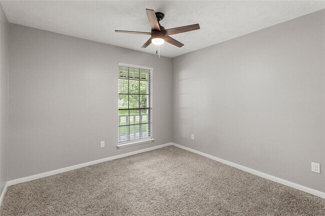Building Photo - 8402 Pine Shores Dr