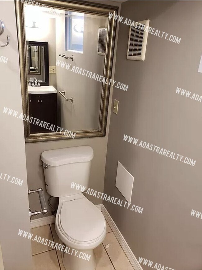 Building Photo - GORGEOUS 3 Bed 2 Bath House in Merriam-Ava...