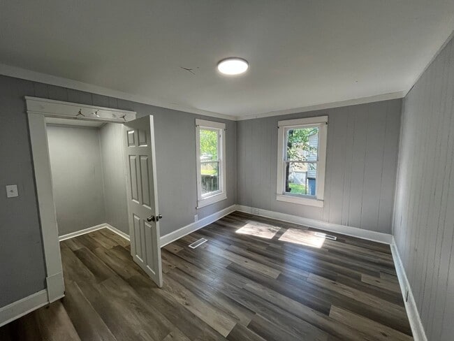 Building Photo - 109 5th Ave NW