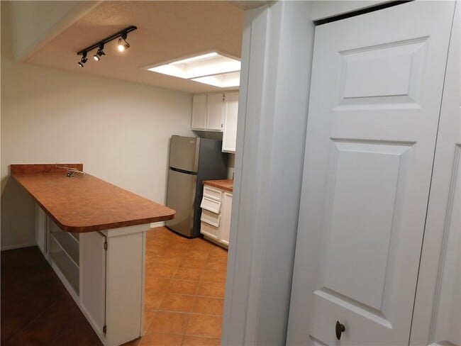 Building Photo - 557 7th Pl