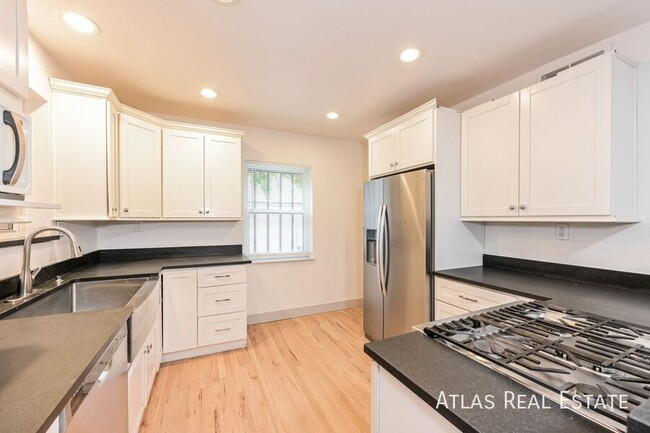 Building Photo - Stylish 3 BR townhome @ great location! NO...