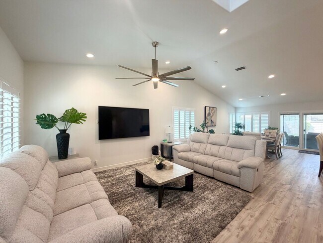 Building Photo - AVAILABLE NOW!! GORGEOUS 4 Bedroom 2 Bathroom Home in La Quinta.