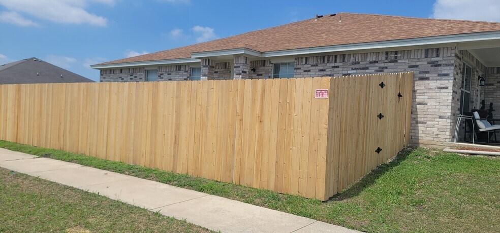 New private fenced in yard - 900 Yi Dr