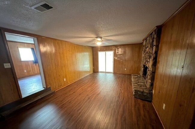Building Photo - 1502 Rolling Hills Dr