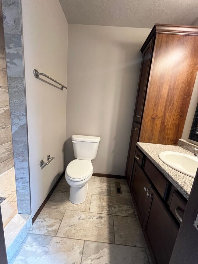 Building Photo - Gorgeous 4 Bed/3 Bath Home in Great Location!