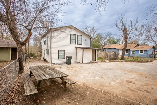 Building Photo - 407 Sarah St