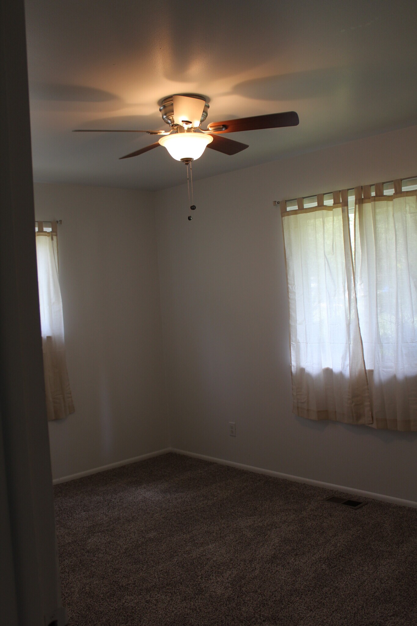Building Photo - 37 Maplecrest Dr