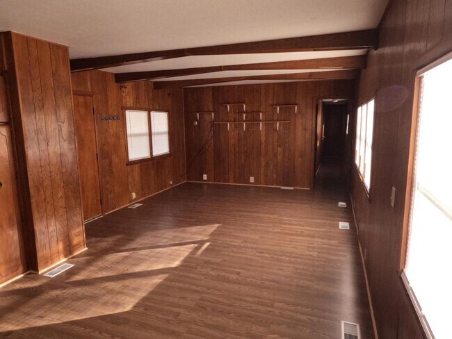 Building Photo - 824 N Raynolds Ave