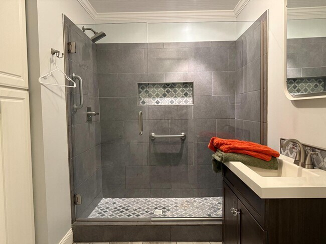 Building Photo - 146 E Park Dr