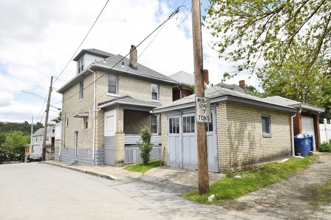 Building Photo - Charming 3-bedroom, 1-bathroom house locat...