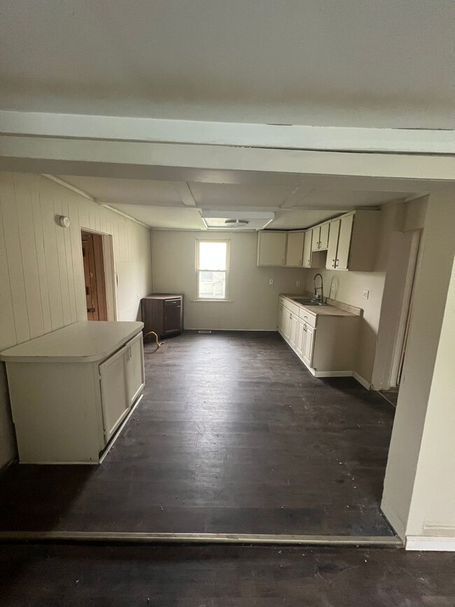 Building Photo - 6-Bedroom Home with Tons of Space!