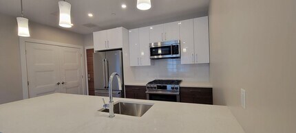 Building Photo - Large 2bd/2bath with Garage parking! Steps to Commuter Rail!