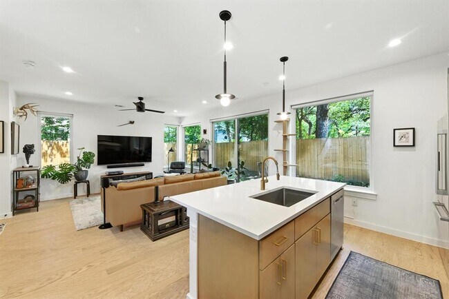 Building Photo - 4614 Englewood Dr